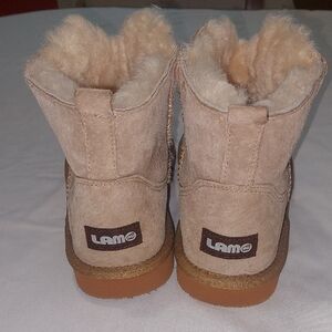 LAMO Womens Beige Shearling Boots. Size 7 New